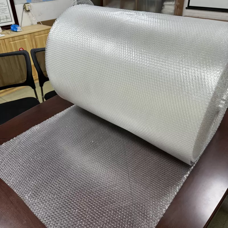 Bubble film is packaged into rolls. Large rolls of shockproof foam paper are used for express packaging. Materials are packaged into rolls. Bubble pads are thickened